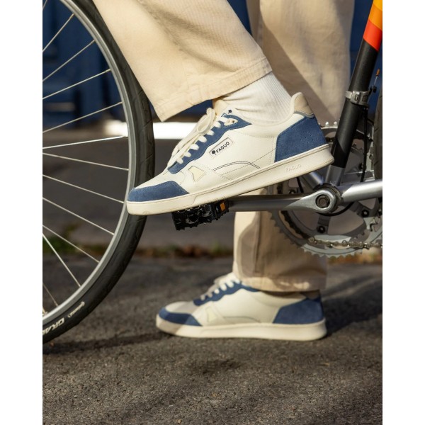 BASKETS BASSES EN CUIR BLEU CIEL...