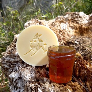 SAVON LAIT DE CHEVRE ARTISANAL MIEL DE CHATAIGNIER FAIT MAIN EN ARDECHE VERTE - SECRETS D ALPAGE