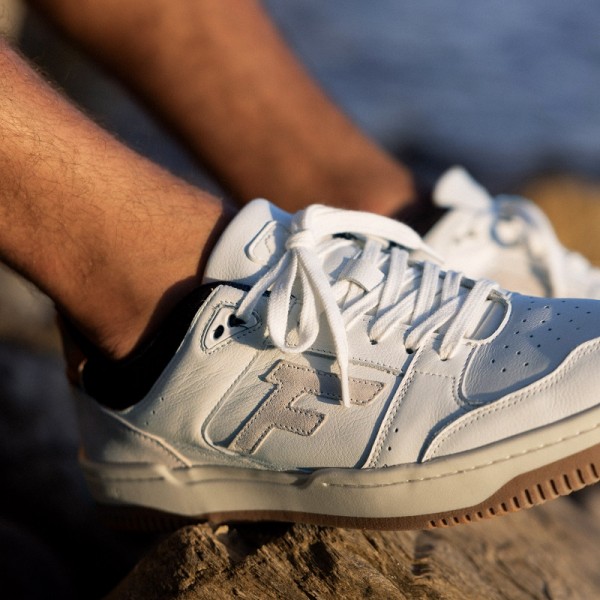 BASKETS BLANCHES ET BLEU MARINE - FAGUO