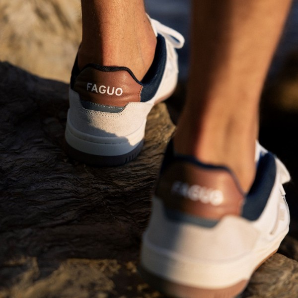 BASKETS BLANCHES ET BLEU MARINE - FAGUO